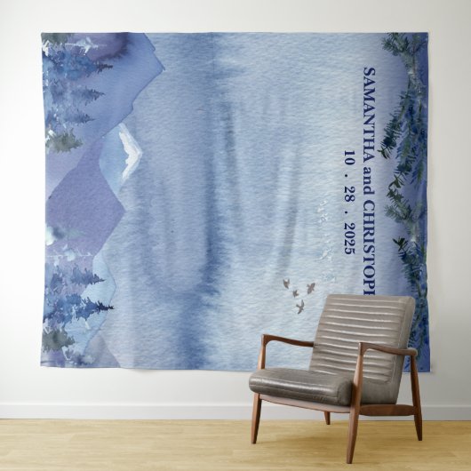 Rustikales Misty Pine Forest Wedding Foto Hintergr Wandteppich (Beispiel (Horizontal))