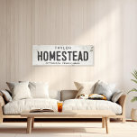 Rustikales modernes Bauernhaus Leinwanddruck<br><div class="desc">Entspannen Sie in unserem Wohnzimmer mit unserem exquisiten Wall Leinwand Art Homestead Sign, wo zeitloser Charme und moderne Bauernästhetik aufeinander treffen. Dieses Kunstwerk verbindet mühelos rustikale Eleganz mit einem industriellen Vorsprung, mit einem zerrissenen und bedrängten Hintergrund aus weißem Imitat, der durch das Zerkleinern von Farben und verwitterten Texturen ein geschichtliches...</div>