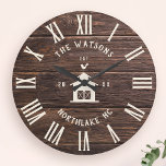 Rustikales modernes Bauernhaus mit eigenem Familie Große Wanduhr<br><div class="desc">Personalisierter Familienname,  Stadt,  Staat und Jahr etabliert Rustic Modern Wall Uhr in einem trendigen Bauernstil-Design mit römischer numerischer Uhr Gesicht,  Scheune-Illustration,  und helles weißes Holzputz / shiplap Hintergrund Design. Perfektes Geschenk für Neuvermählte,  Hochzeitsgeschenke,  Hauswärmer oder Großeltern oder für einen Zuhause-Check-in in der Hütte,  in der Hütte oder im Landhaus.</div>