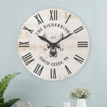 Rustikales, modernes Familienname Bauernhof Große Wanduhr<br><div class="desc">Personalisierter Familienname,  Stadt,  Staat und Jahr etablierte Rustic Modern Wall Uhr in einem trendigen Bauernstil-Design mit römischer numerischer Uhr Gesicht,  Buck Illustration,  und White Not Holz Putz / Shiplap Hintergrund Design. Perfektes Geschenk für Neuvermählte,  Hausmädchen oder Großeltern,  für Ihre Hütte,  Hütte oder Landhaus.</div>