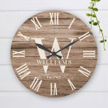 Rustikales Monogram Bauernhaus Eigener Familiennam Große Wanduhr<br><div class="desc">Personalisierter Familienname,  Monogramm und Jahr etabliert Rustic Modern Wall Uhr in einem trendigen Bauernstil Design mit römischer numerischer Uhr Gesicht und hellen weißen Holzputz / shiplap Hintergrund Design. Perfektes Geschenk für Neuvermählte,  Hochzeitsgeschenke,  Hauswärmer oder Großeltern oder für einen Zuhause-Check-in in der Hütte,  in der Hütte oder im Landhaus.</div>