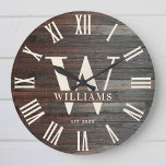Rustikales Monogram Bauernhaus Eigener Familiennam Große Wanduhr<br><div class="desc">Personalisierter Familienname,  Monogramm und Jahr etabliert Rustic Modern Wall Uhr in einem trendigen Bauernstil Design mit römischer numerischer Uhr Gesicht und dunklem Holz Putz / Shiplap Hintergrund Design. Perfektes Geschenk für Neuvermählte,  Hochzeitsgeschenke,  Hauswärmer oder Großeltern oder für einen Zuhause-Check-in in der Hütte,  in der Hütte oder im Landhaus.</div>