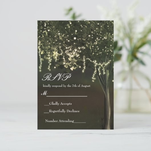 Rustikales Mossy Lighted Tree Wedding RSVP (Stehend Vorderseite)