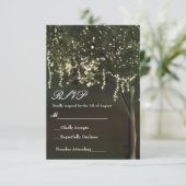 Rustikales Mossy Lighted Tree Wedding RSVP Karte (Stehend Vorderseite)