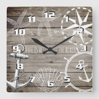 Rustikales Nautikleben ist besser am Strand Quadratische Wanduhr