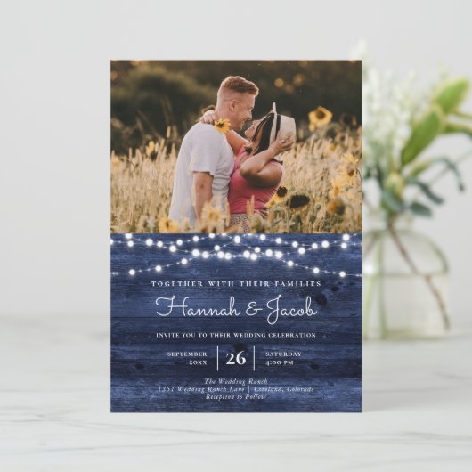 Rustikales Navy Blauer Bartholz Streichelleuchten Einladung (Stehend Vorderseite)