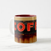 Rustikales Neonkaffee-Zeichen Zweifarbige Tasse (Vorderseite Links)