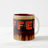 Rustikales Neonkaffee-Zeichen Zweifarbige Tasse (VorderseiteRechts)