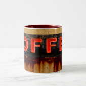 Rustikales Neonkaffee-Zeichen Zweifarbige Tasse (Mittel)