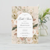 Rustikales neutrales Tan Cream Floral Arch Brautpa Einladung (Stehend Vorderseite)