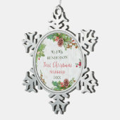 Rustikales Newlyweds 1. Weihnachtsmeilenstein Schneeflocken Zinn-Ornament (Rechts)