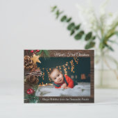 Rustikales Niedlich Baby's First Christmas Holiday Postkarte (Stehend Vorderseite)