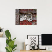 Rustikales No Trespassing Sign auf Red Barn Poster (Heimbüro)