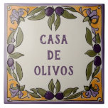 Rustikales Olive Custom House Name Plakat Plaque S Fliese<br><div class="desc">"Eigenes Hausschild",  "personalisierte Hausbezeichnung",  "personalisiertes Textzeichen",  "Olivenbaum Casa Keramik Kachel",  "mediterrane schwarze Oliven Früchte",  "Vintag grüngelbe lila Kunst",  "traditionelle Sommerferien",  "Familienname Nachname",  "Bauernhaus Ferien Zuhause signage",  "dekorative rustikale Landvilla"</div>