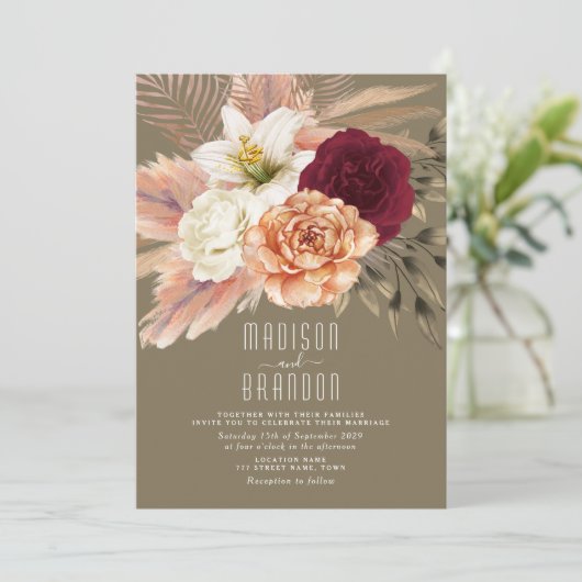 Rustikales Olivenöl Grün & Burgund Blumenhochzeit Einladung (Stehend Vorderseite)