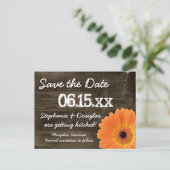 Rustikales Orange Daisy Wood Save the Date Postkar Ankündigungspostkarte (Stehend Vorderseite)