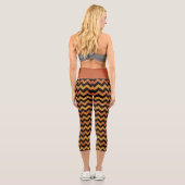 Rustikales Orangengelb und schwarz-Zag-Muster Capri Leggings (Rückseite)