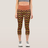 Rustikales Orangengelb und schwarz-Zag-Muster Capri Leggings (Vorderseite)