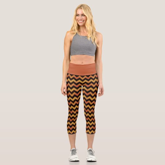 Rustikales Orangengelb und schwarz-Zag-Muster Capri Leggings (Vorderseite)