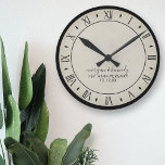 Rustikales Papier 1. Geburtstagsfeier Mauer Uhr<br><div class="desc">Feiern Sie Ihren ersten Hochzeitstag mit einer rustikalen Pergament-Papieruhr mit römischen Ziffern. Fügen Sie einfach Ihre Namen und das Hochzeitsdatum hinzu und hängen Sie es an Ihre Wand.</div>