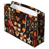Rustikales Patchwork | Folk Art Herbst Quilt Muste Große Geschenktüte (Rückseite Schrägansicht)