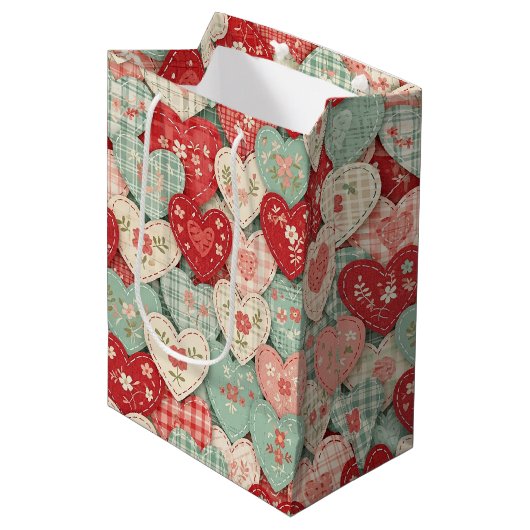 Rustikales Patchwork-Herzen-Picknick-Muster (2) Mittlere Geschenktüte (Vorderseite Schrägansicht)
