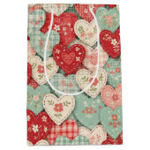 Rustikales Patchwork-Herzen-Picknick-Muster (2) Mittlere Geschenktüte (Vorderseite)