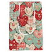 Rustikales Patchwork-Herzen-Picknick-Muster (2) Mittlere Geschenktüte (Rückseite)