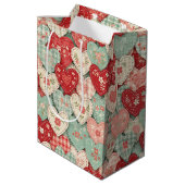Rustikales Patchwork-Herzen-Picknick-Muster (2) Mittlere Geschenktüte (Rückseite Schrägansicht)