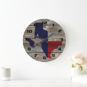 Rustikales Patriotic Texas Karte und Flagge Große Wanduhr (Zuhause)