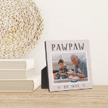 Rustikales Personalisiert Pawpaw Opa Foto Fotoplatte<br><div class="desc">Die individuelle Opa-Plakette zum Vatertag,  Geburtstag oder Großelterntag zeigt ein beliebtes Foto seines Enkels oder seiner Enkel mit "Pawpaw" oben in rustikalem Schriftsatz. Personalisieren Sie mit dem Jahr,  in dem er ein Großvater wurde,  oder fügen Sie eine benutzerdefinierte Nachricht oder Name.</div>