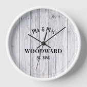Rustikales Personalisiert Wedding Newlyweds Wood G Uhr (Vorderseite)