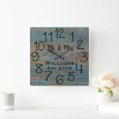 Rustikales Personalisiertes blaues, gestörtes Holz Quadratische Wanduhr (Zuhause)