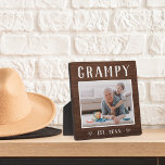 Rustikales Personalisiertes Grandpa-Foto Fotoplatte<br><div class="desc">Die individuelle Opa-Plakette zum Vatertag,  Geburtstag oder Großelterntag zeigt ein beliebtes Foto seines Enkels oder seiner Enkel mit "Grampy" oben in rustikalem Schriftsatz. Personalisieren Sie mit dem Jahr,  in dem er ein Großvater wurde,  oder fügen Sie eine benutzerdefinierte Nachricht oder Name.</div>