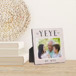 Rustikales Personalisiertes Yeye Grandpa-Foto Fotoplatte<br><div class="desc">Die individuelle Opa-Plakette zum Vatertag,  Geburtstag oder Großelterntag zeigt ein beliebtes Foto seines Enkelkindes oder seiner Enkel mit "Ja" oben in rustikaler Schrift. Personalisieren Sie mit dem Jahr,  in dem er ein Großvater wurde,  oder fügen Sie eine benutzerdefinierte Nachricht oder Name.</div>