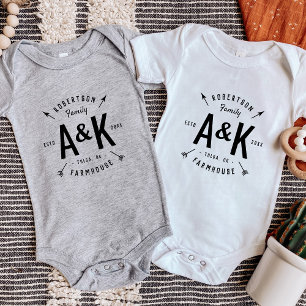 Rustikales Pfeil-Familienmonogramm-Farmhaus Baby Strampler