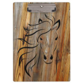 Rustikales Pferd auf Holzkletterwand Klemmbrett (Vorderseite)
