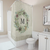 Rustikales Pine Cone Kranz Mit Monogramm Bauernhof Duschvorhang (Beispiel)