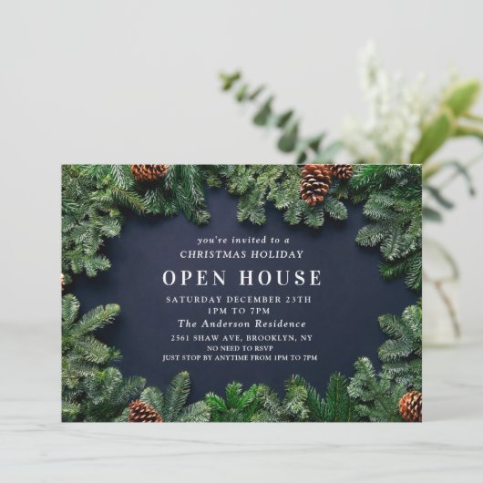 Rustikales Pine Cones Christmas Open House Einladung (Stehend Vorderseite)
