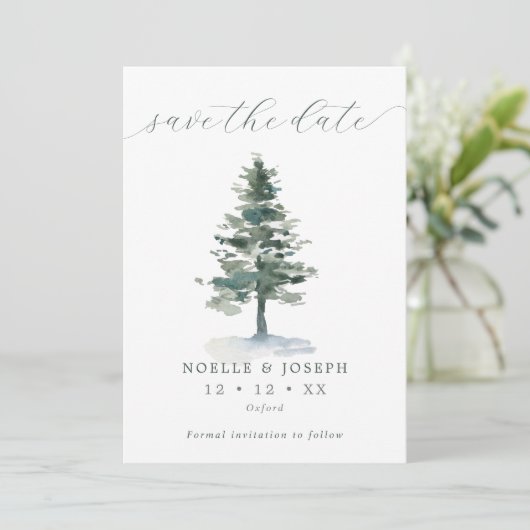 Rustikales Pine Tree Foto & QR Code Wedding Save The Date (Stehend Vorderseite)