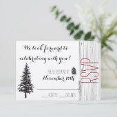 Rustikales Pine Wedding RSVP Karte (Stehend Vorderseite)