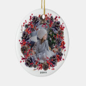 Rustikales Pinecone Waldland Kranz Foto mit Jahr Keramik Ornament (Rechts)