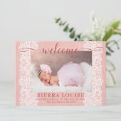 Rustikales Pink Burlap & Lace Baby Girl Foto Birth Ankündigung (Stehend Vorderseite)