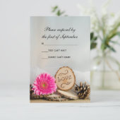 Rustikales Pink Daisy Woodland Wedding RSVP Respon Karte (Stehend Vorderseite)