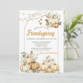 Rustikales Pumpkin Fall Floral Friendsgiving Einladung (Stehend Vorderseite)