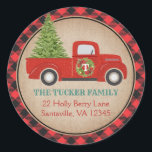 Rustikales Red Christmas Truck Kariert Address Lab Runder Aufkleber<br><div class="desc">Dieses rustikale Retourenschild zeichnet sich durch unseren Vintag inspirierten, roten LKW aus, der einen Weihnachtsbaum auf einem mit Büffel kariert akzentuierten Berghang trägt! Klicken Sie auf die Schaltfläche Anpassen, um mehr Flexibilität beim Hinzufügen/Ändern des Textes und/oder der Grafik zu erhalten! Variationen dieses Designs sowie der Koordinationsprodukte sind in unserem Shop,...</div>