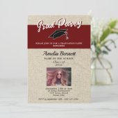 Rustikales Red Graduate Cap Graduation Party Foto Einladung (Stehend Vorderseite)