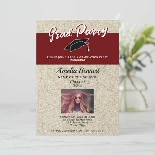 Rustikales Red Graduate Cap Graduation Party Foto Einladung (Stehend Vorderseite)
