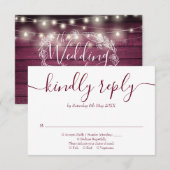 Rustikales Red Wood String Lights Blumenskript RSVP Karte (Vorne/Hinten)