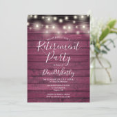 Rustikales Red Wood String Lights Retirement Party Einladung (Stehend Vorderseite)